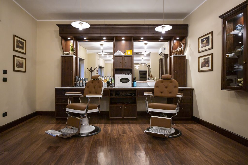 Barbieria Club Man Milano - salone con sedie