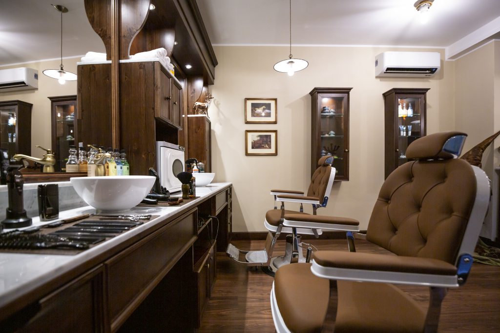 Barbieria Club Man Milano - poltrone, specchiera e lavabo