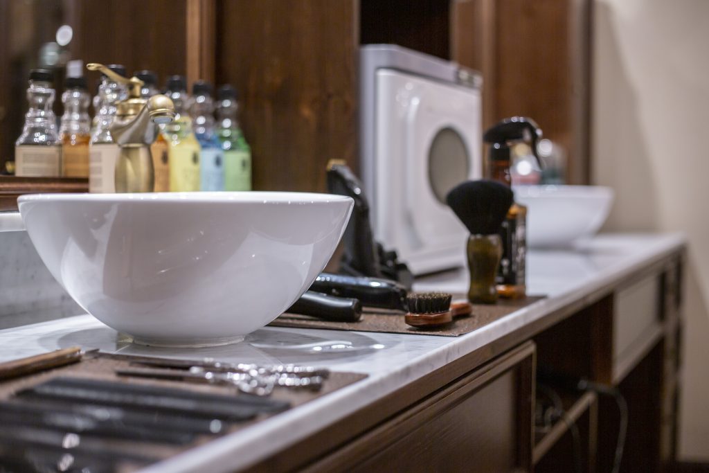 Barbieria Club Man Milano - Lavabo e dettaglio forbici e rasoi