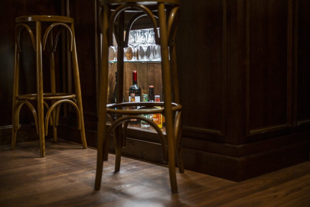 Barbieria Club Man Milano - angolo bar con sgabelli