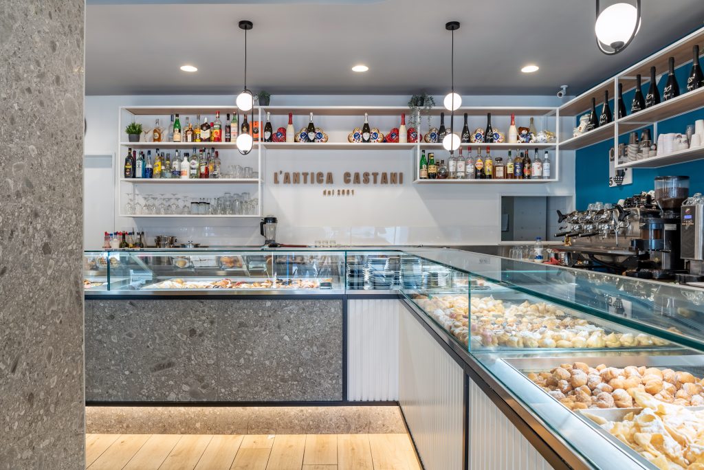 Bar Antica Castani bancone con dolci