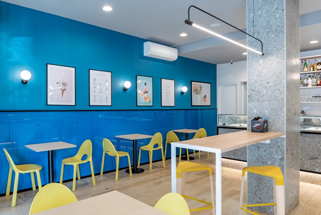 Bar Antica Castani tavolini con sedie blu e giallo