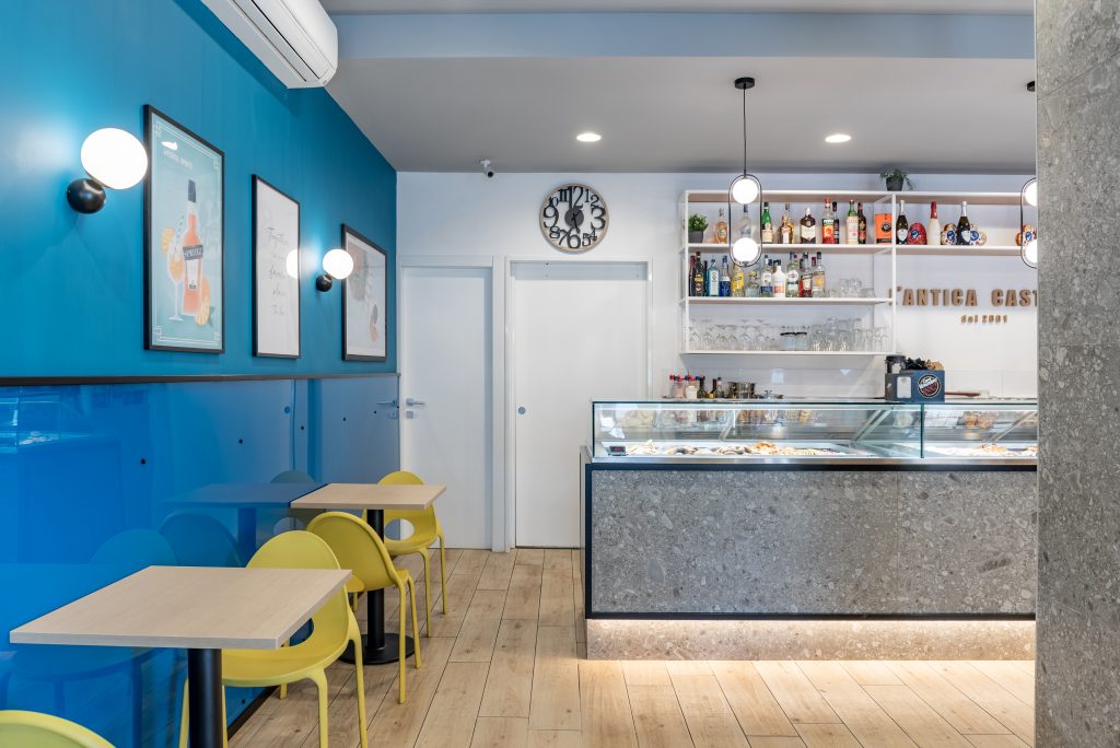 Bar Antica Castani tavoli con sedie, bancone e parquet