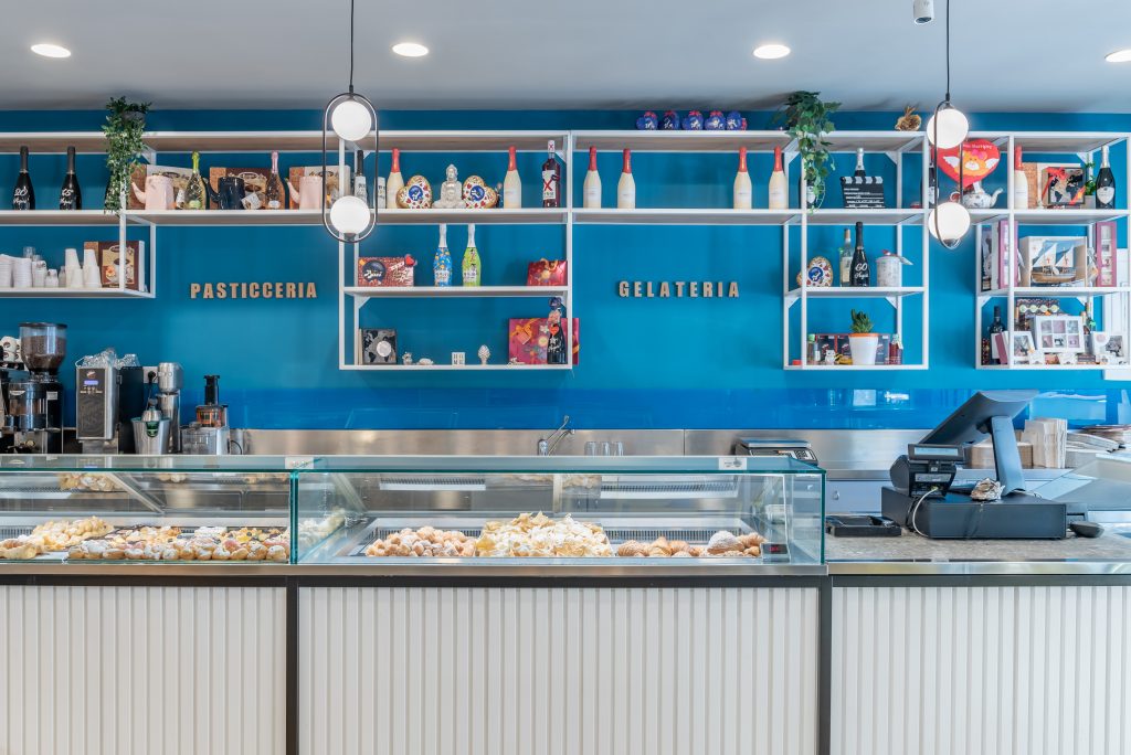 Bar Antica Castani bancone e mensole liquori