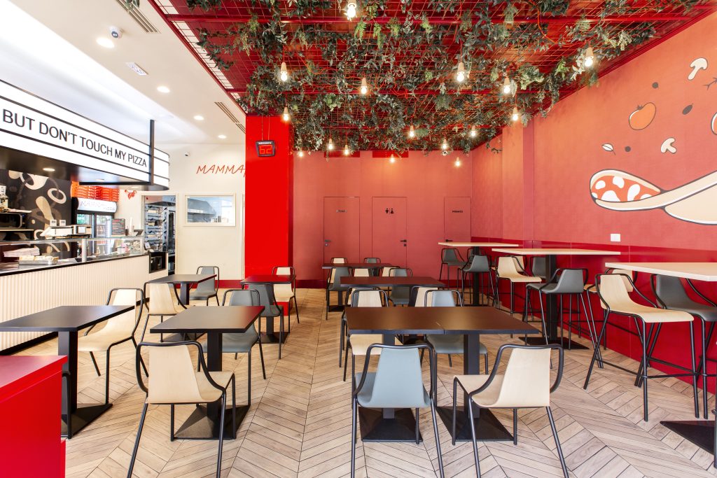Pizzeria Mamma Pizza a Roma sala con parquet a spina di pesce tavoli e sedie