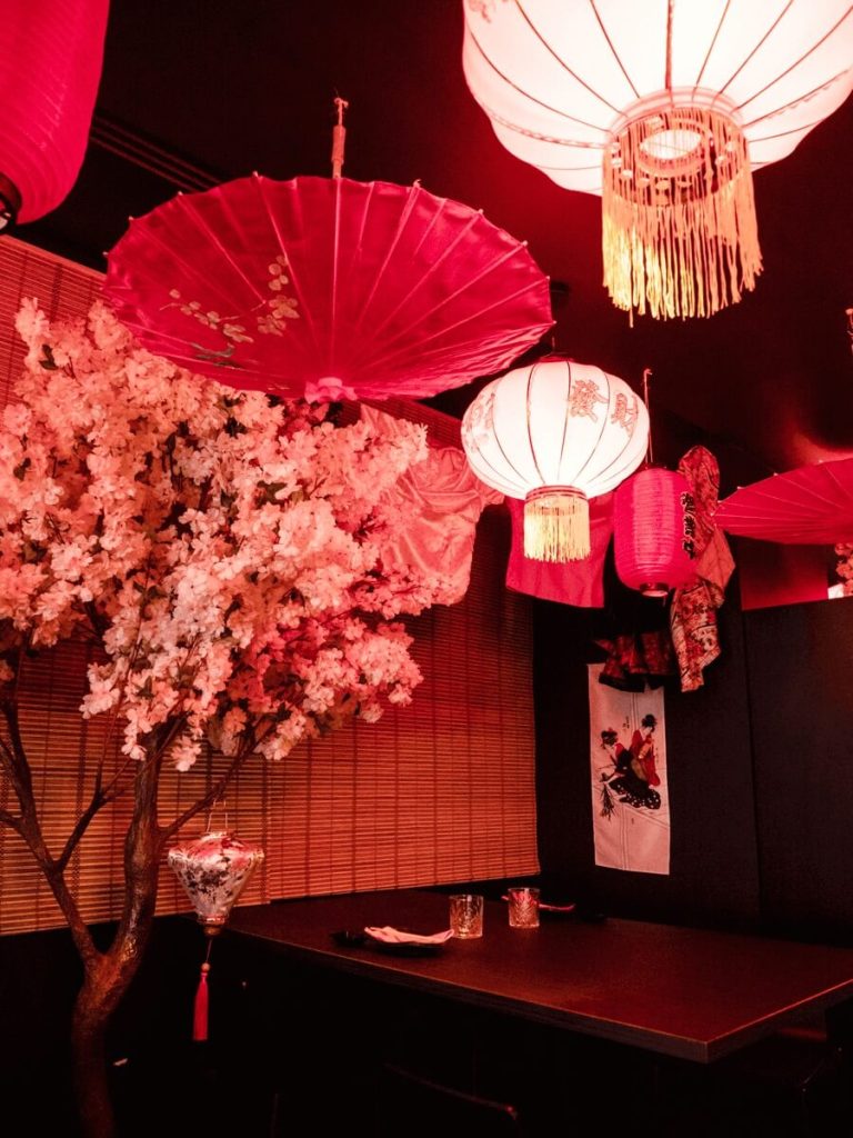 Ristorante giapponese con fiori di sakura