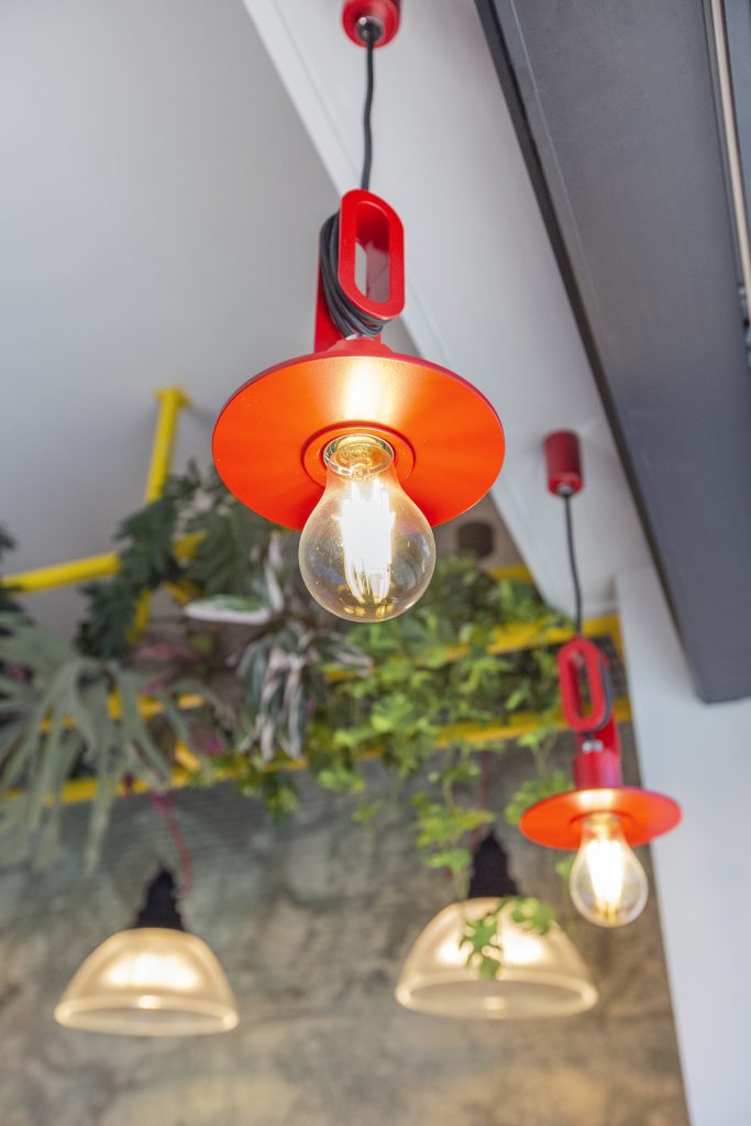 Squisi Eat Pizza al Taglio, dettagli dell'illuminazione dall'alto