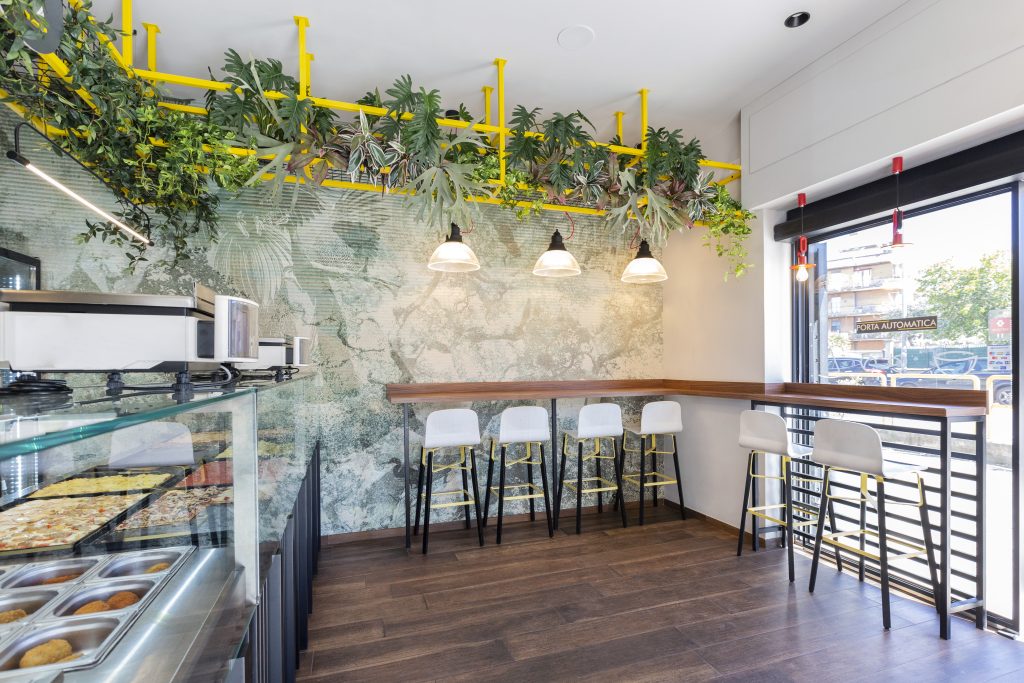 Squisi Eat Pizza al Taglio, Sala con bancone e giardino orizzontale