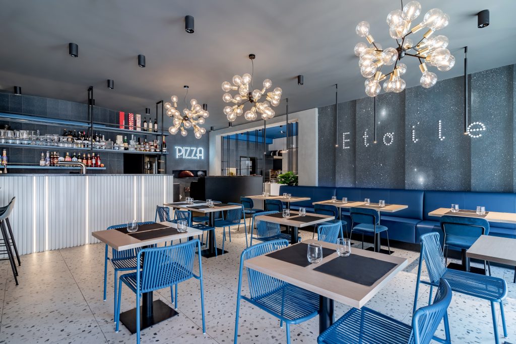 Pizzeria Etoile Roma Sala con tavolini e sedie bancone e illuminazione