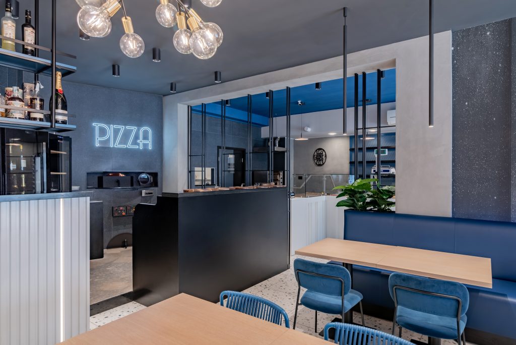 Pizzeria Etoile Roma Sala con insegna al neon