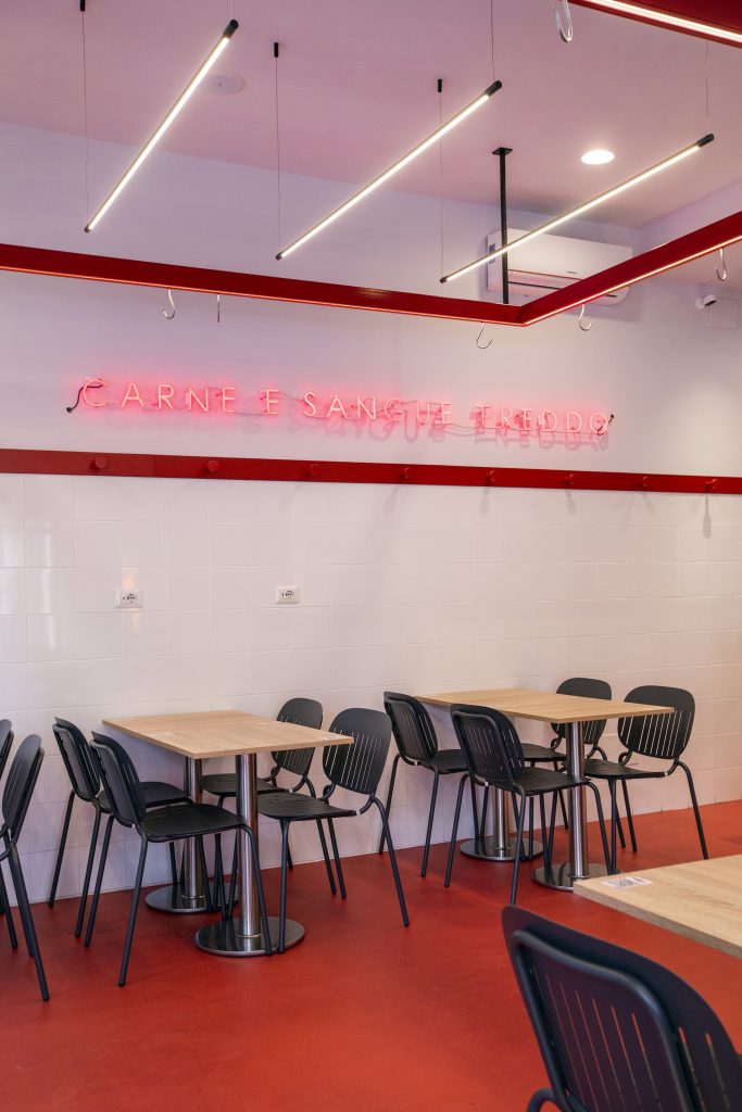 Burgers Cucchi tavolini e scritte al neon