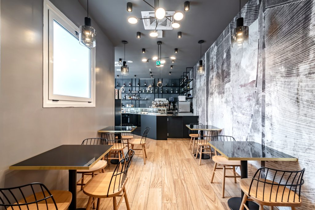 Bar caffetteria BU.MAR sala con tavolini e sedie
