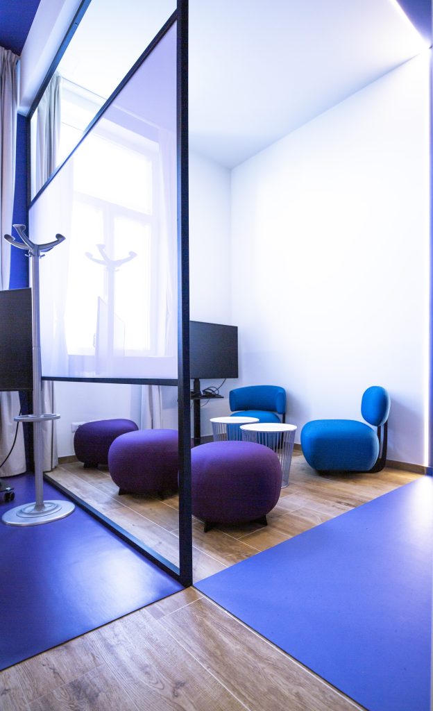 Ufficio Gedeon Richter sala riunioni con pouf e tv