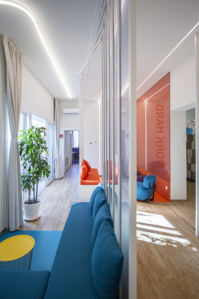 Ufficio Gedeon Richter divanetti blu