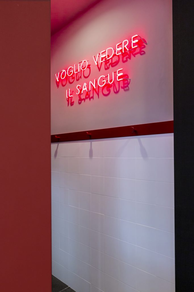 Macelleria Burgers Cucchi scritta al neon