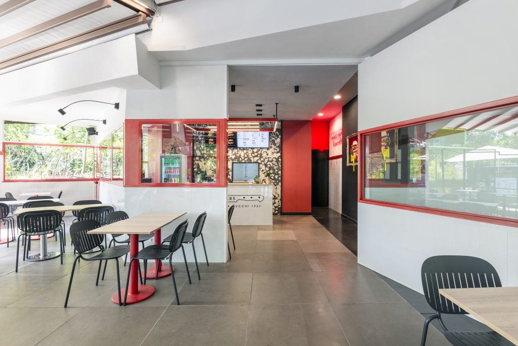 Macelleria Burgers Cucchi sala con tavoli e sedie