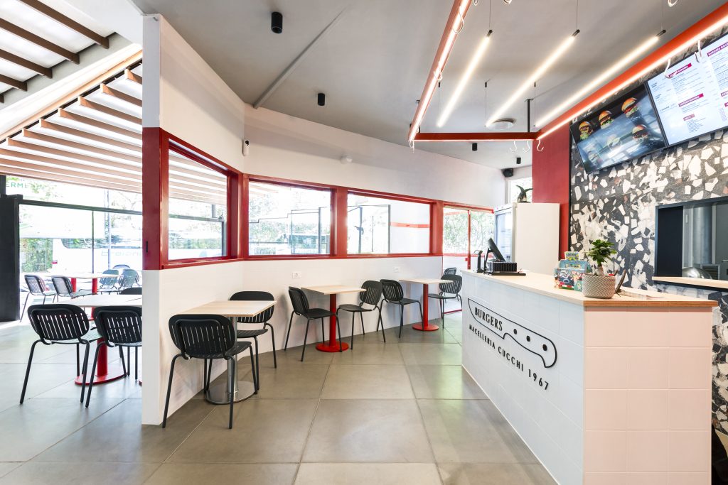 Mostrador de hamburguesas Cucchi, mesas y sillas