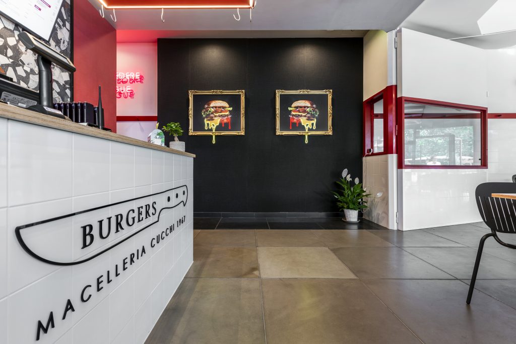 Macelleria Burgers Cucchi bancone con logo