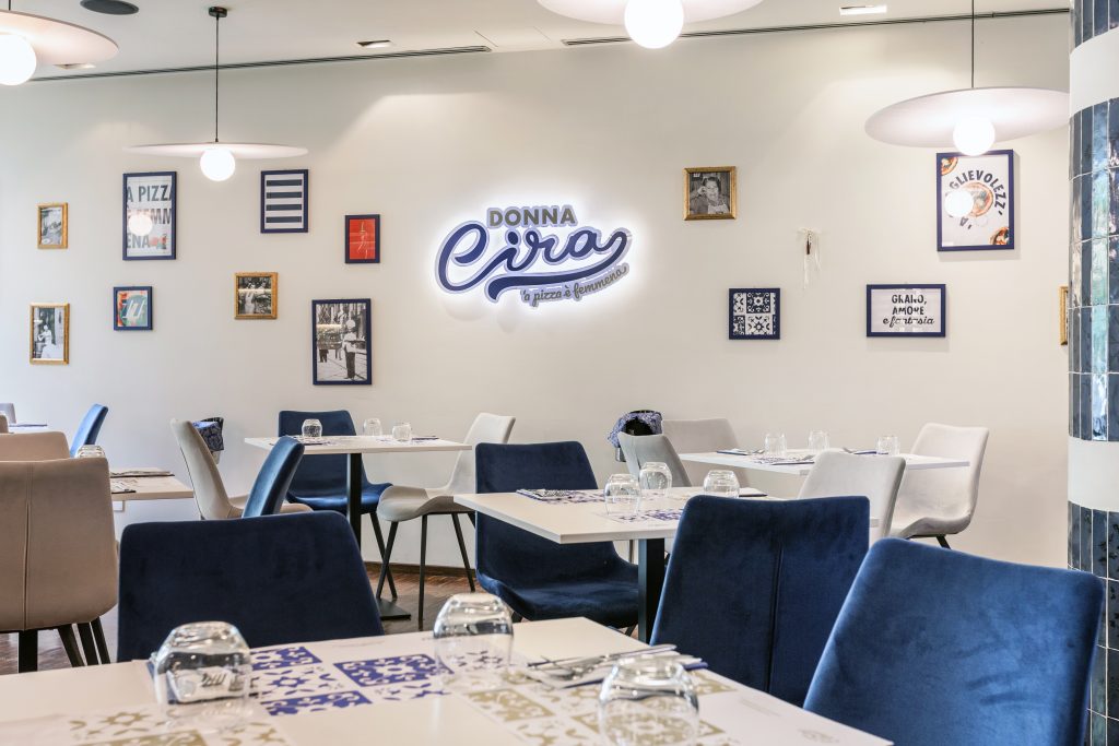 Pizzeria Donna Cira sala con tavoli e sedie