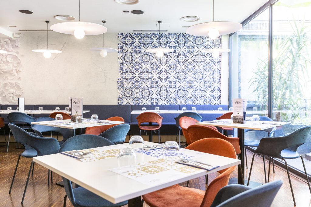 Pizzeria Donna Cira sala con sedie rosse blu luci sospensione