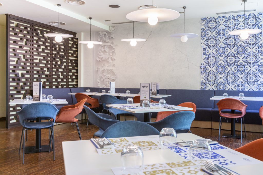 Salón de restaurantes amento rojo con paredes decoradas madera mayólica