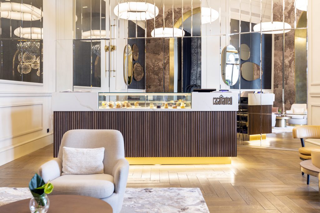 tienda de lujo con iluminación y mostrador