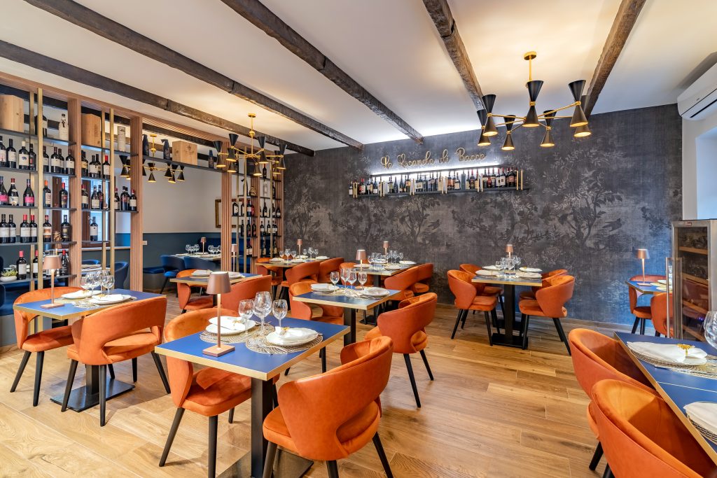 La Locanda Di Bacco - ristorante enoteca sala con tavolo e poltroncine