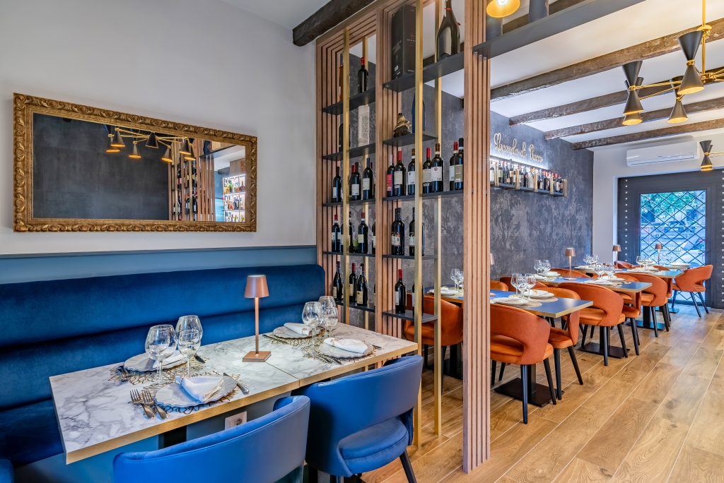 mobiliario de restaurante Sala con sillones azules y naranjas