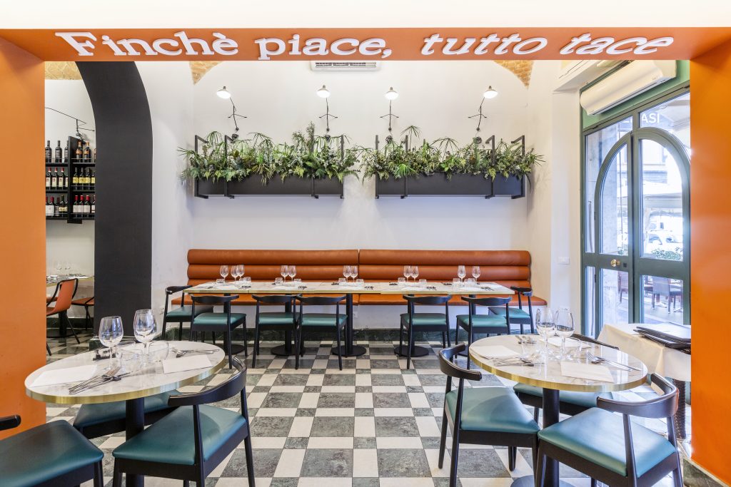 sala de restaurante emasi con mesas y sillas