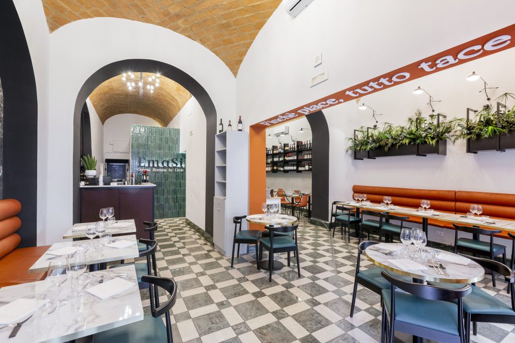 Ristorante Emasi Sala con tavolini e sedie bancone