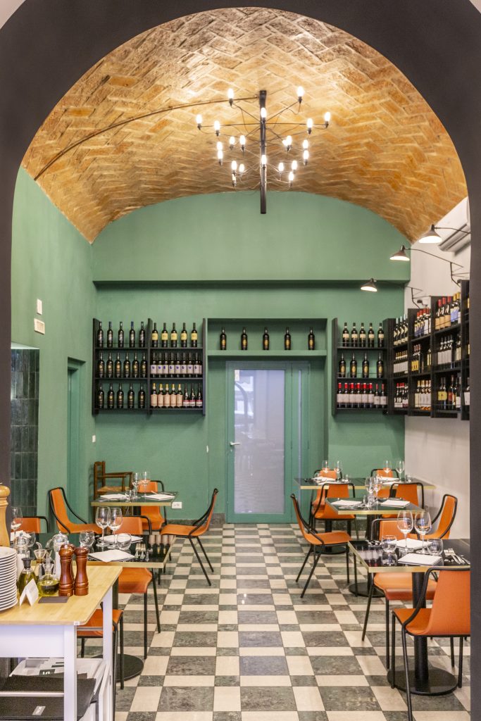 Ristorante Emasi Sala con tavolini e sedie esposizione vini