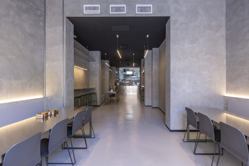 CasaManfredi Teatro sala con tavoli e sedie