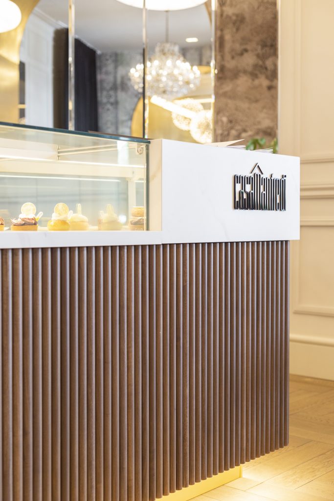 Casa Manfredi corner dettaglio bancone con logo