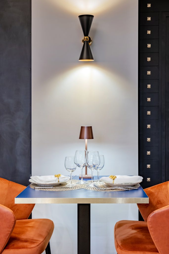 La Locanda Di Bacco - ristorante enoteca tavolino con poltroncine illuminazione applique