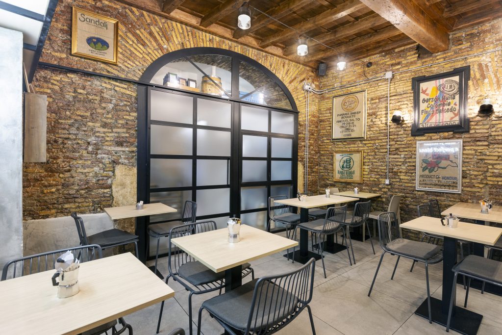 Bar bistrot Tre Caffè, Sala con tavolini e sedie