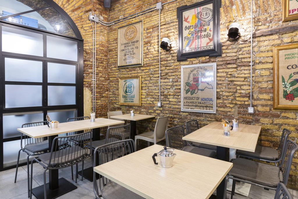 Bar bistrot Tre Caffè, Sala con tavolini sedie parete con mattoni a vista