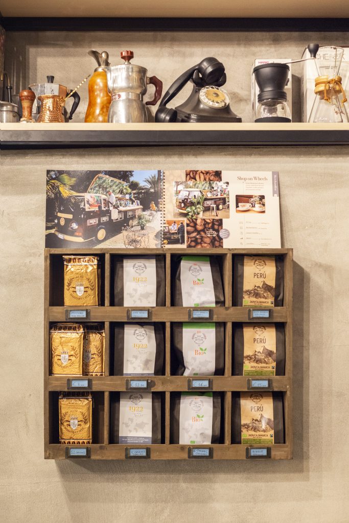 Bar bistrot Tre Caffè, pensili con modernariato e spezie