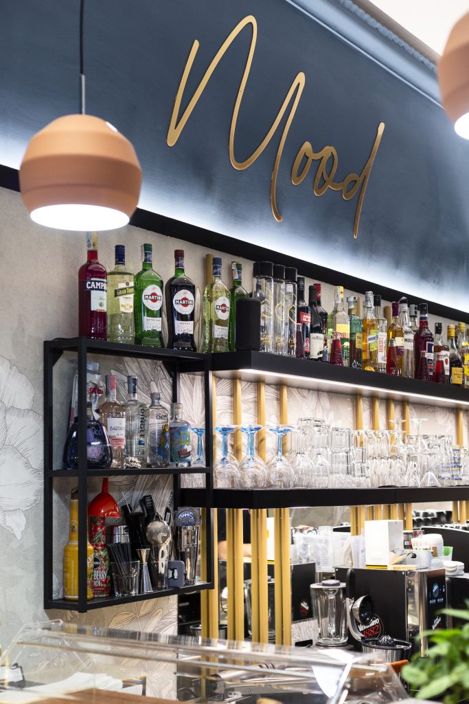 Bar Mood Roma Prati - Logo e lampadario