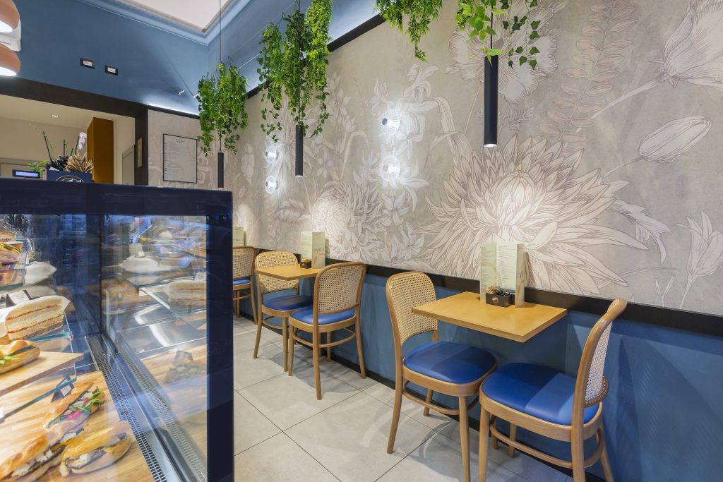 Bar Mood Roma Prati - tavolini con sedie, decorazione floreale