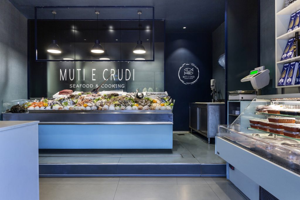 Pescadería Muti e Crudi, mostrador y logotipo