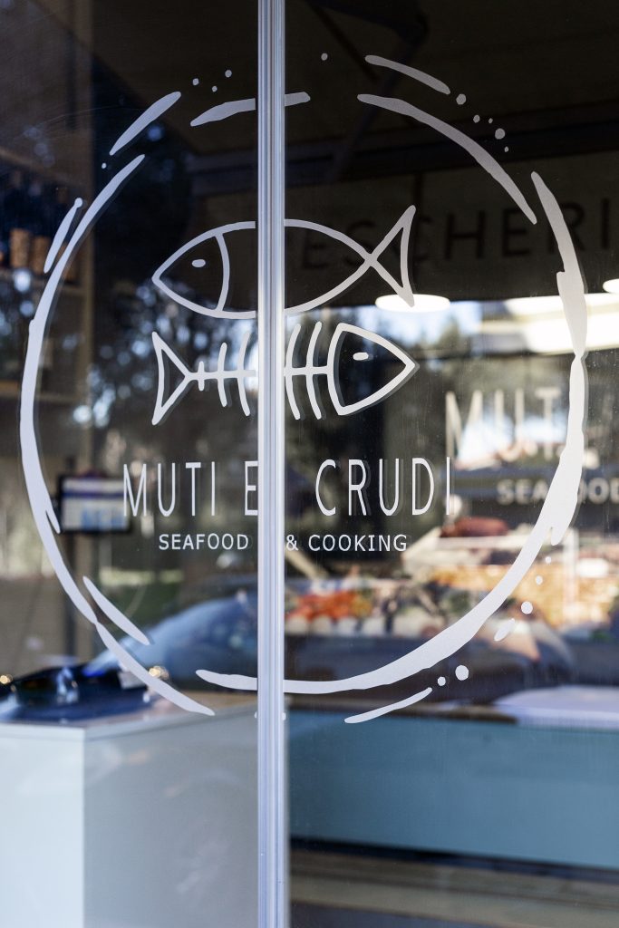Mercado de pescado Muti e Crudi, logotipo de la entrada