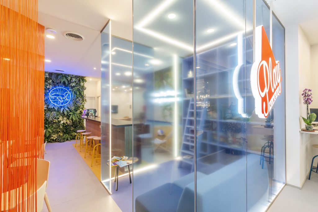 Agenzia Play Viaggi, ingresso bosco verticale bancone