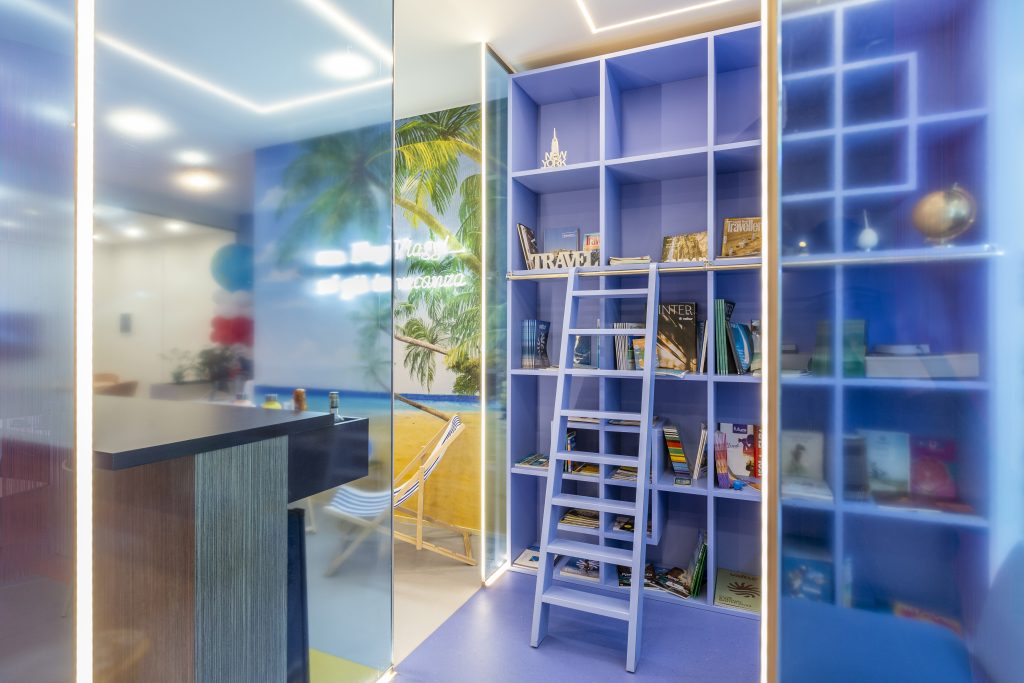 Agenzia Play Viaggi, libreria viola