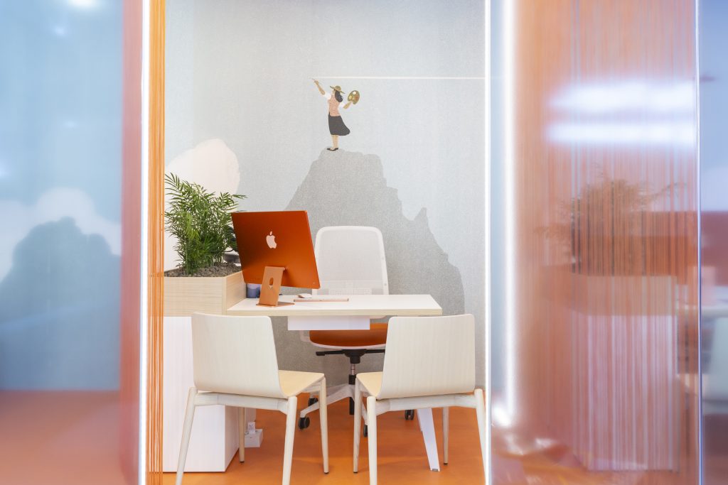 Agenzia Play Viaggi, postazione con computer e due sedie bianca moderna