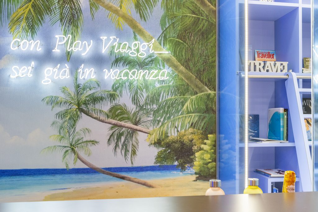 Agenzia Play Viaggi, parete con scritta neon