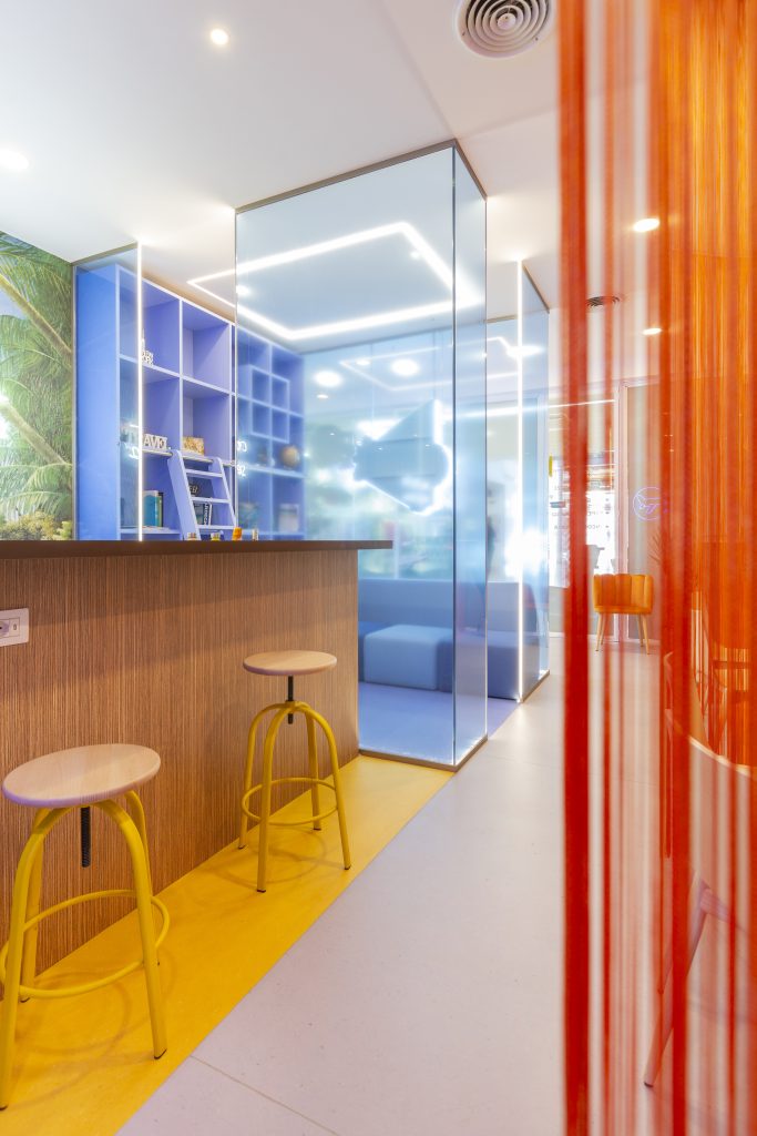 Agenzia Play Viaggi, bancone vetrate