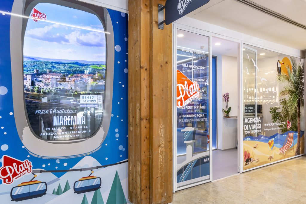 Agenzia Play Viaggi, porta a vetri