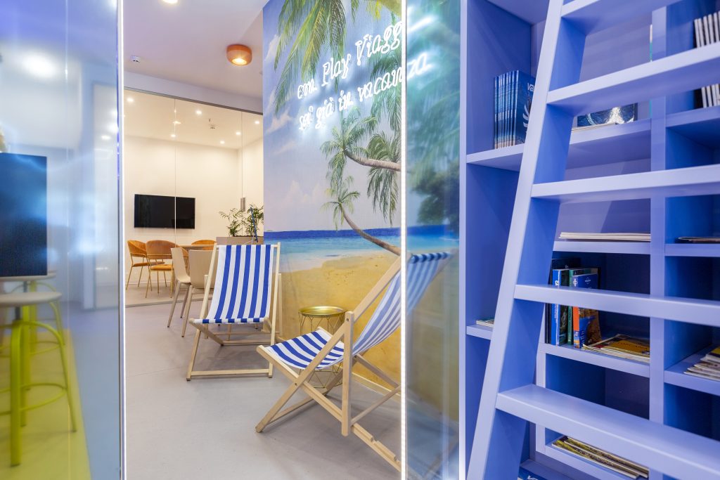 Agenzia Play Viaggi, parete spiaggia con sdraio