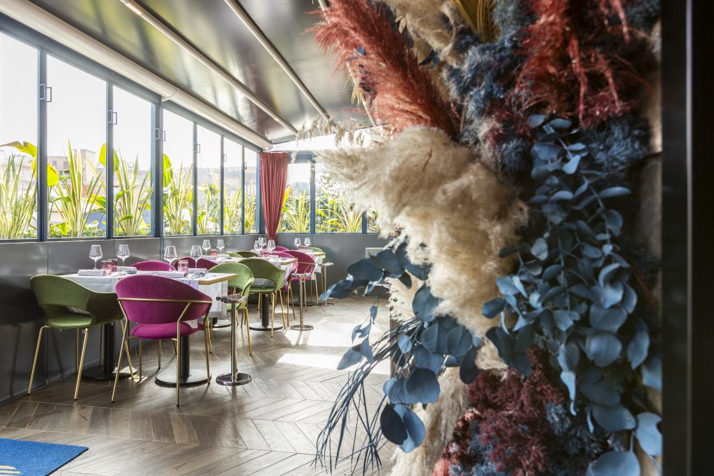 Ristorante cocktail bar Retrò, dehor con tavolini