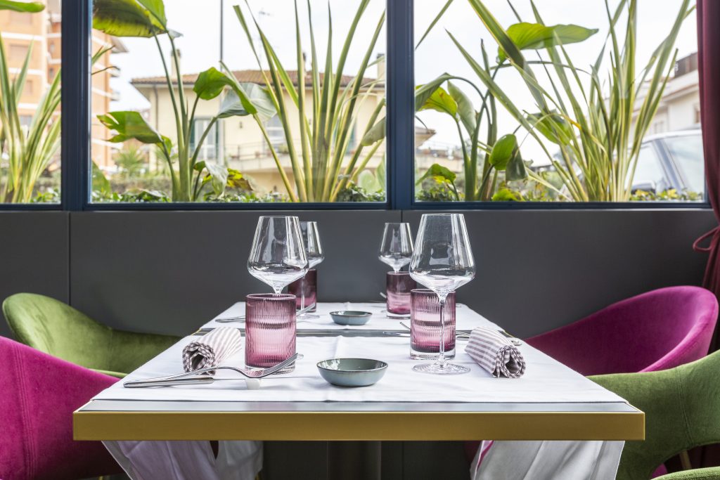 Ristorante cocktail bar Retrò, tavolo apparecchiato